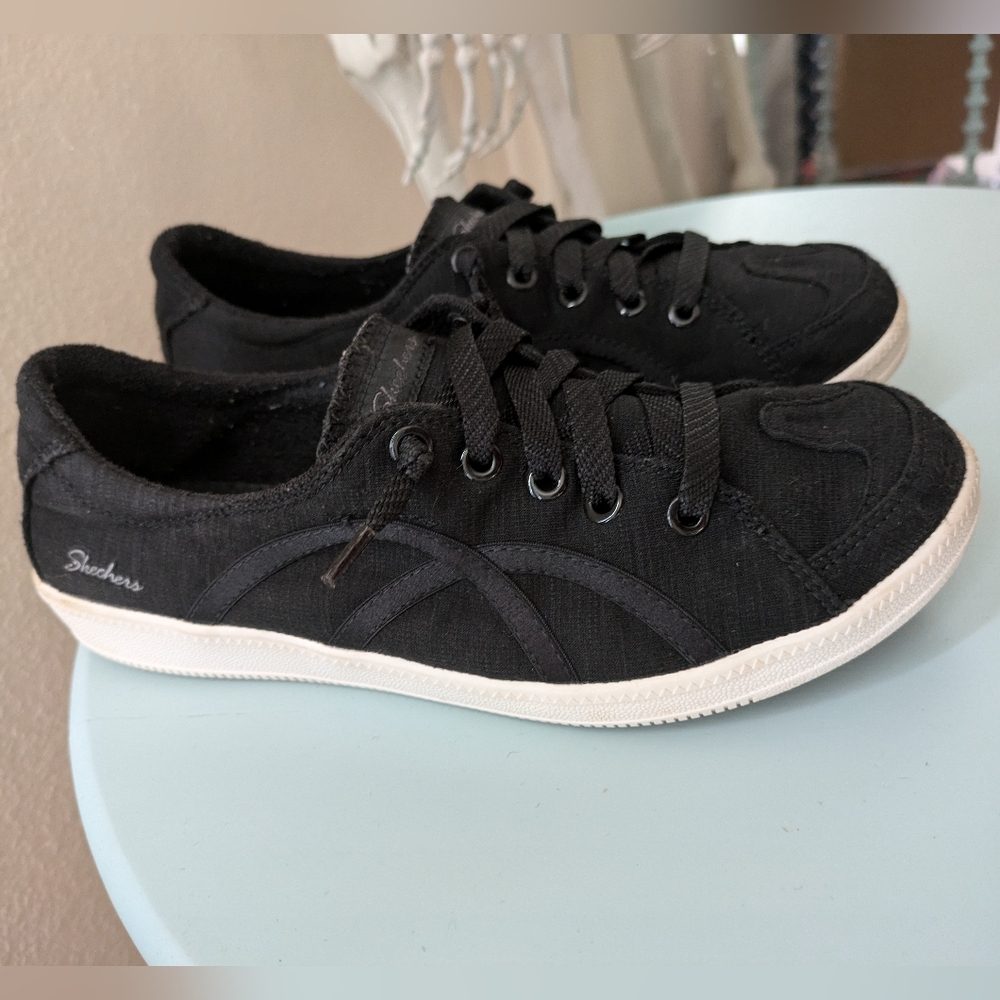 Sketchers no tie sneaker